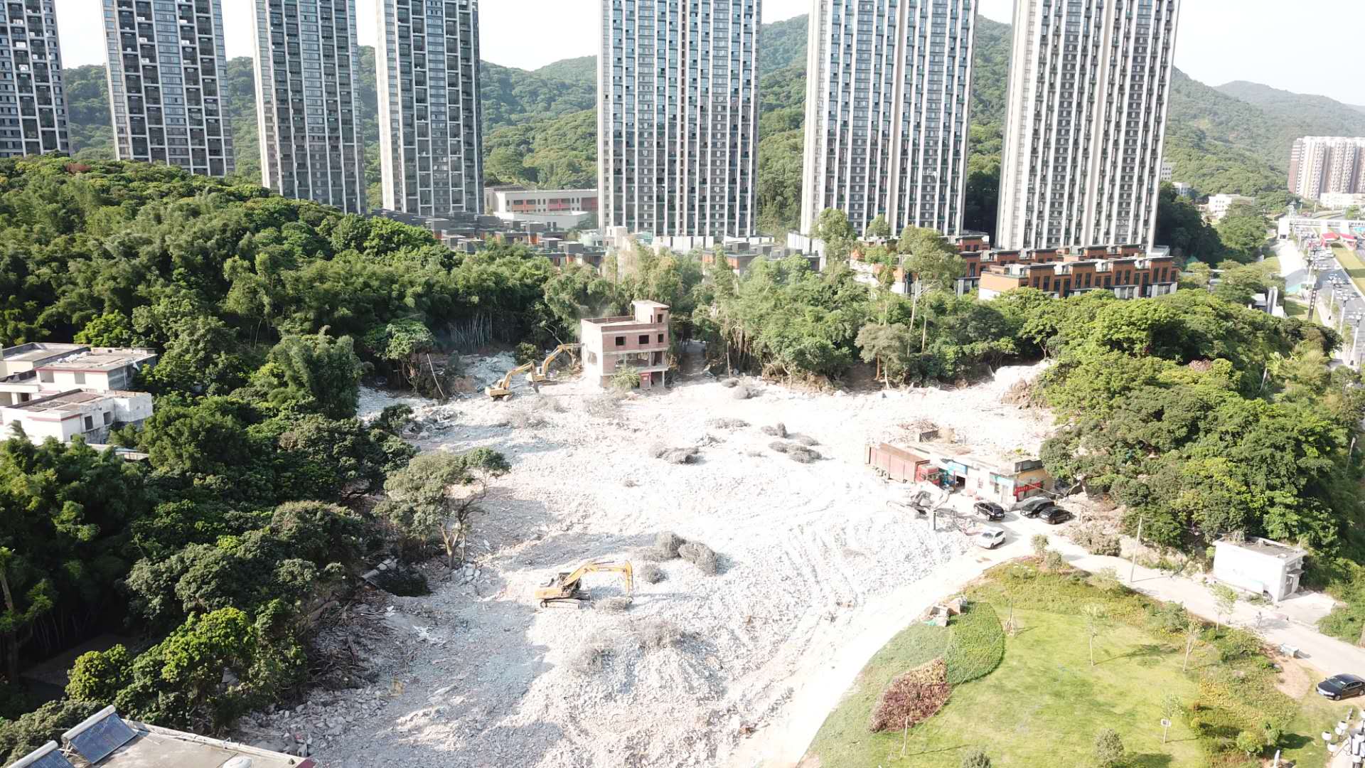 嶺頭公司舊村全面改造項(xiàng)目于2020年6月11日啟動(dòng)羌洞片區(qū)拆補(bǔ)方案表決、簽約、交房、拆除工作。僅10天內(nèi)完成全片91棟私人房屋簽約，至6月25日全片區(qū)完成交房，至7月25日全片區(qū)拆除完畢。